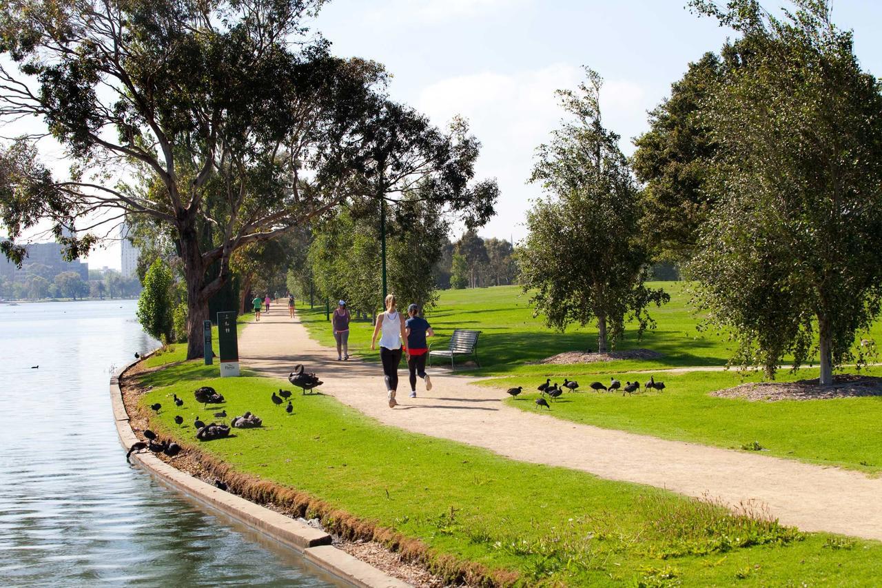 Tyrian Albert Park Lake Melbourne Exteriér fotografie The lake at the Royal Botanic Gardens, Melbourne