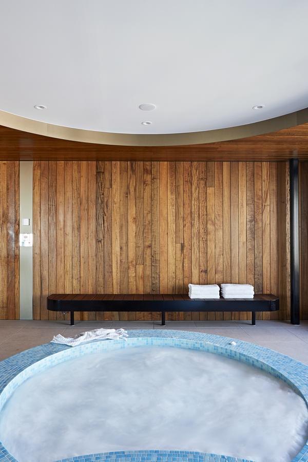 Tyrian Albert Park Lake Melbourne Exteriér fotografie A wall clad in Australian hardwood